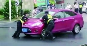 常州一業(yè)主闖桿逃費 開(kāi)車(chē)頂著(zhù)保安跑出百余米